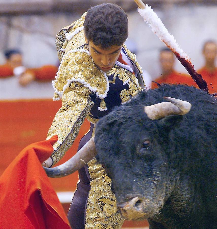 11.06.00 José Tomás durante la faena con la muelta que realizó hoy con uno de sus toros en la corrida celebrada en la localidad francesa de Nimes.