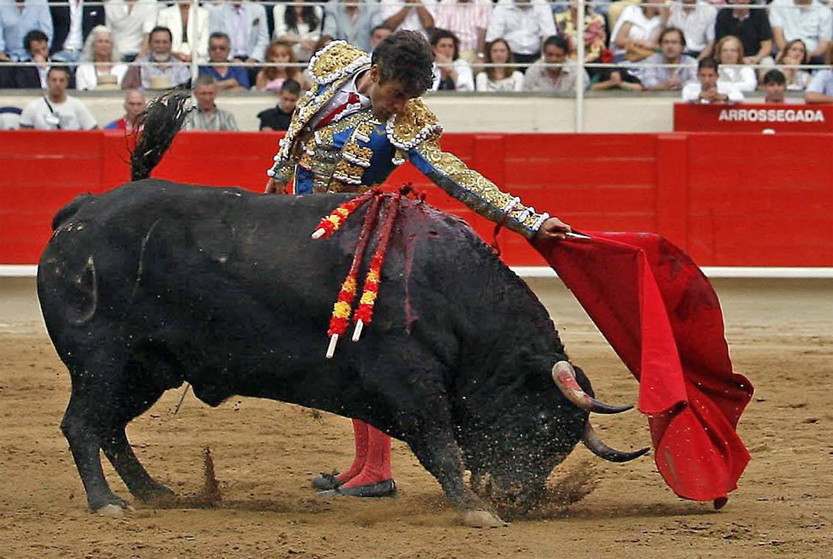 17.06.07 El diestro español José Tomás da un muletazo al primero de su lote de esta tarde, durante su lidia en la Plaza Monumental de Barcelona. El torero que reapareció hoy ante una gran expectación, con un lleno absoluto en la Plaza.