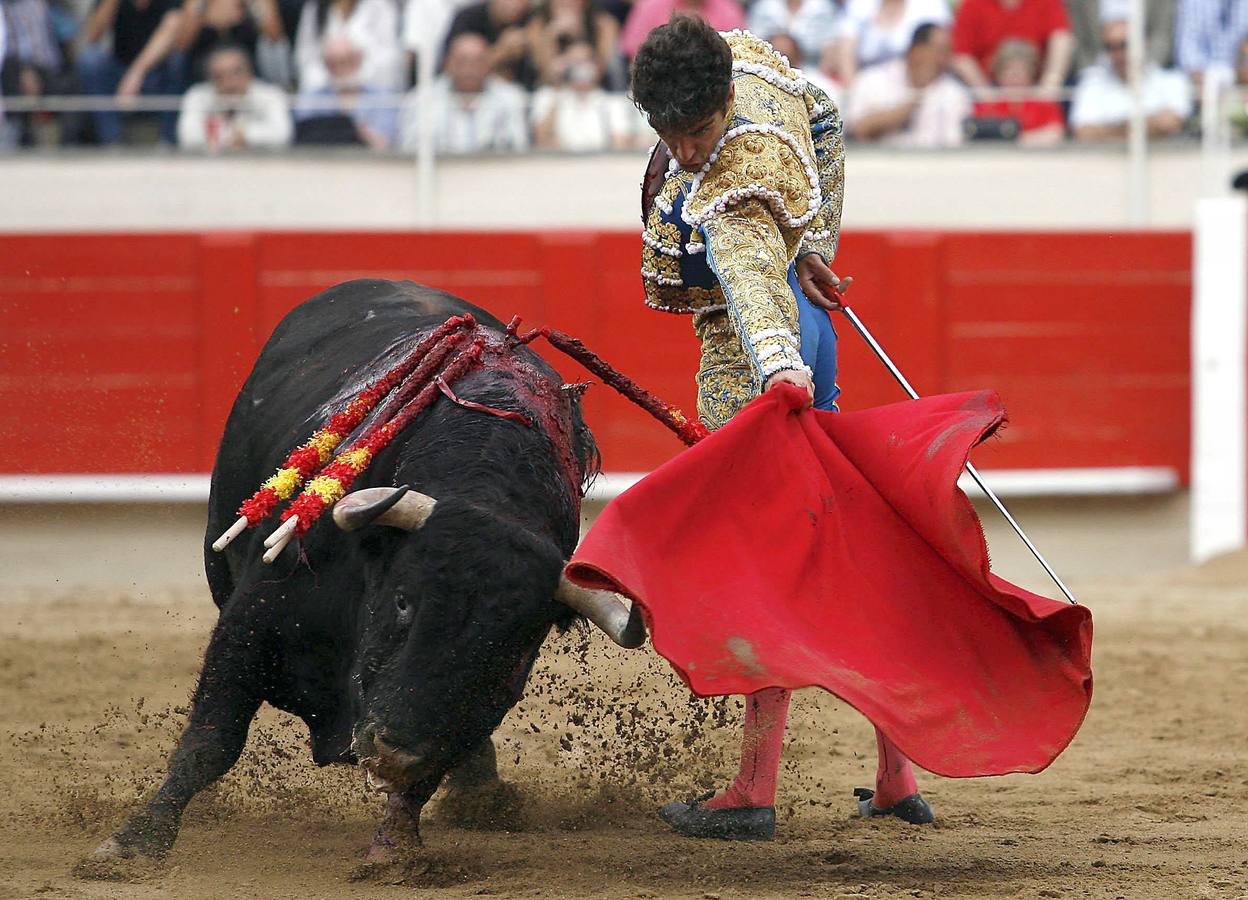 17.06.07 El diestro español José Tomás da un muletazo al primero de su lote de esta tarde, durante su lidia en la Plaza Monumental de Barcelona. El torero que reapareció hoy ante una gran expectación, con un lleno absoluto en la Plaza.