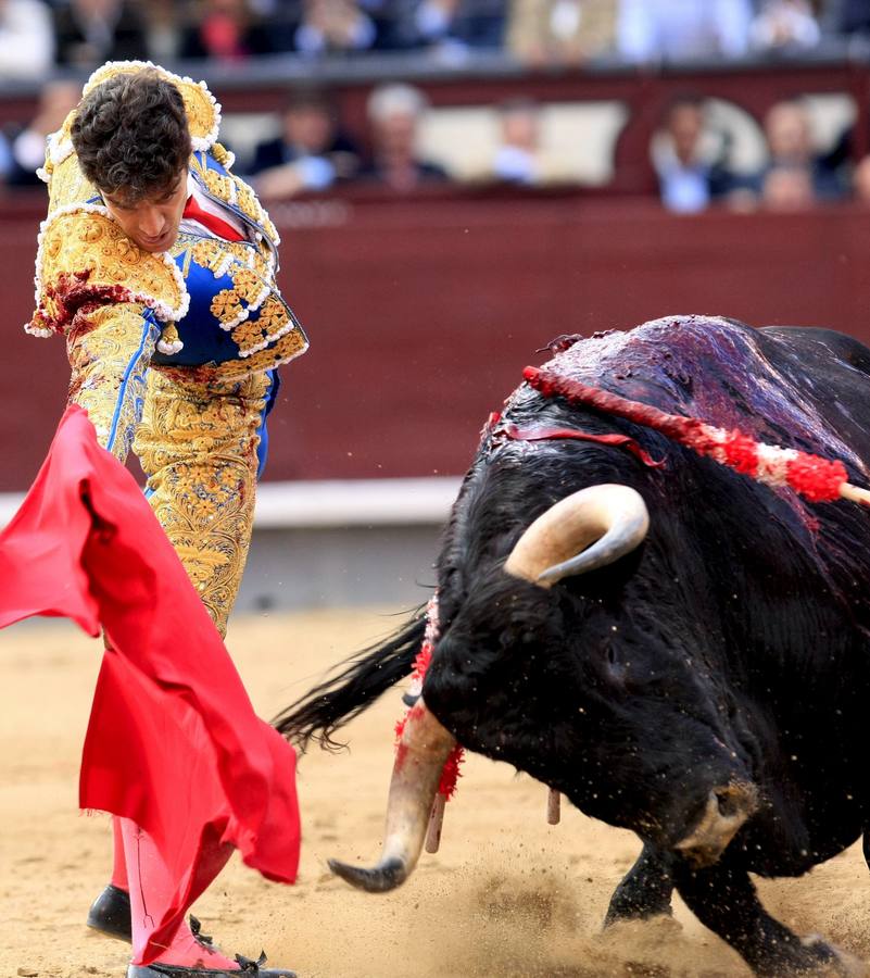 05.06.08 El diestro José Tomás da un pase con la muleta a su primer astado al que cortó dos orejas, durante la corrida celebrada esta tarde en la Monumental de Las Ventas, en la que el torero reaparece después de seis años.