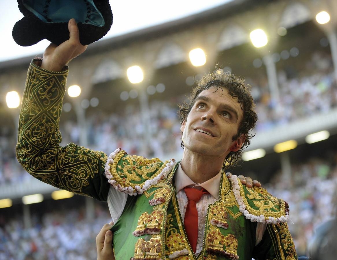 05.07.09 José Tomás saluda a la afición al finalizar la corrida de toros en la Plaza Monumental en Barcelona.