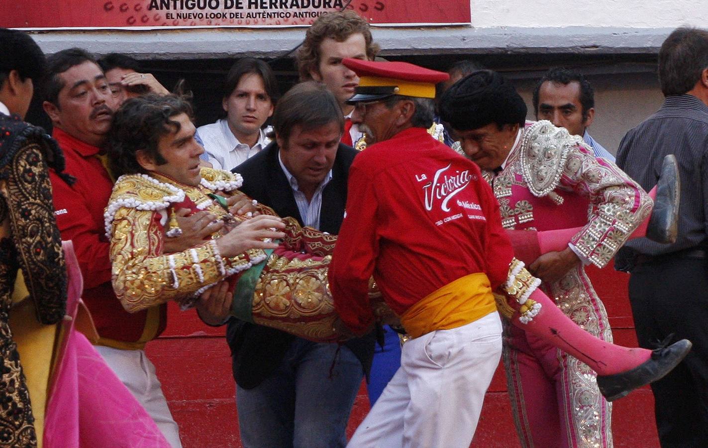 24.04.10 José Tomás es auxiliado por sus subalternos después de sufrir una grave cogida en la segunda corrida de la feria de San Marcos en la Plaza Monumental de Aguascalientes (México).