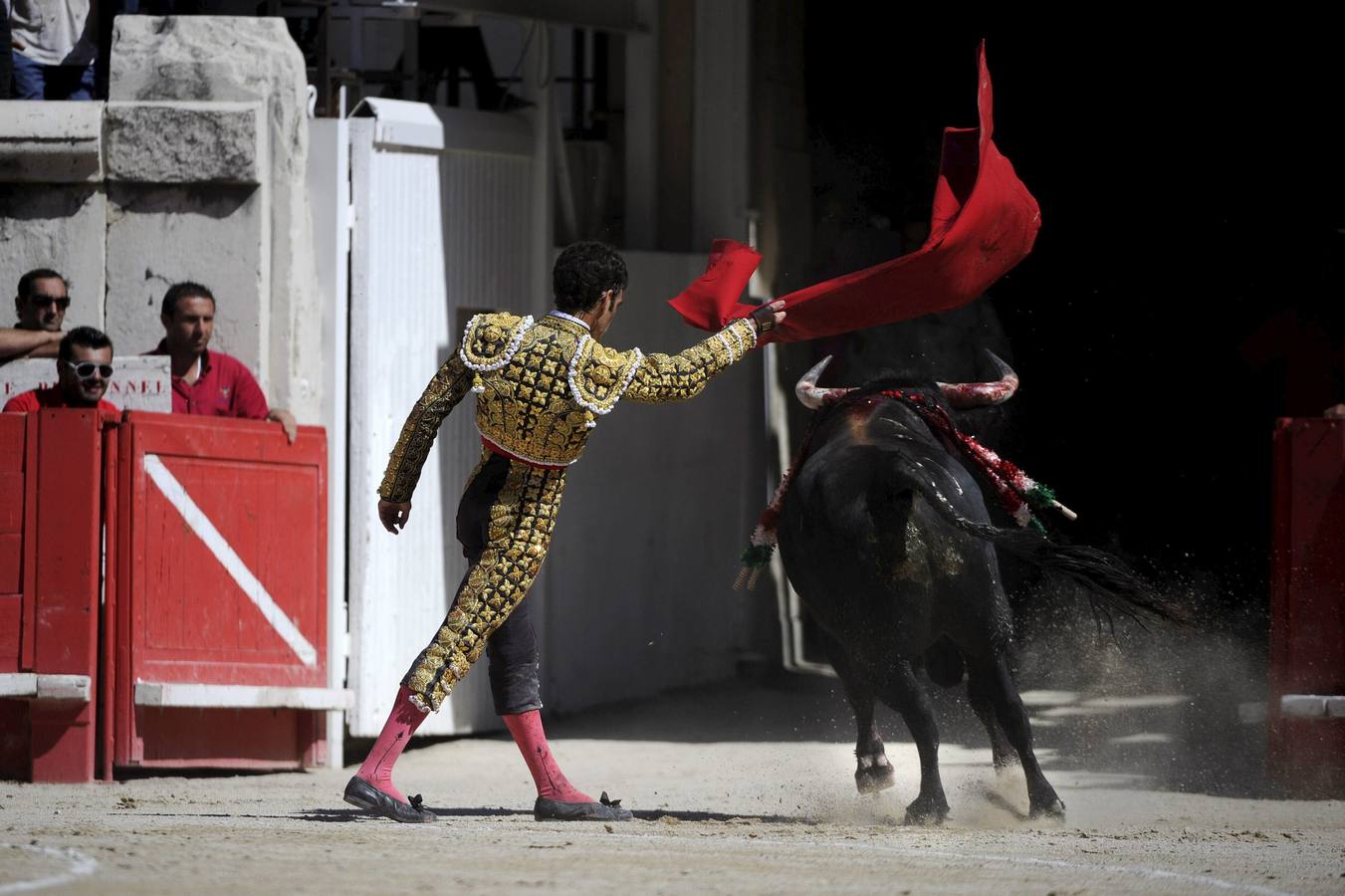 16.09.12 Durante su actuación ante uno de los seis toros de seis ganaderías distintas a los que se enfrentó en el anfiteatro de Nîmes, en el sur de Francia.