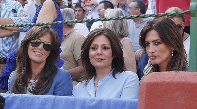 Las hermanas  Yolanda y Nuria González Sánchez, en una barrera con la modelo Nieves Álvarez.. 