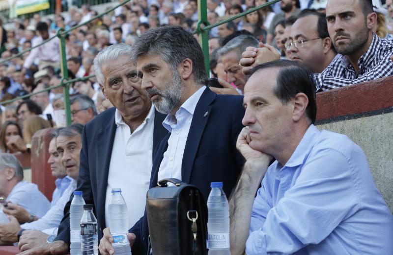 Asistentes a la corrida de toros de José Tomás y José                                                                                                                                                           María Manzanares en Valladolid