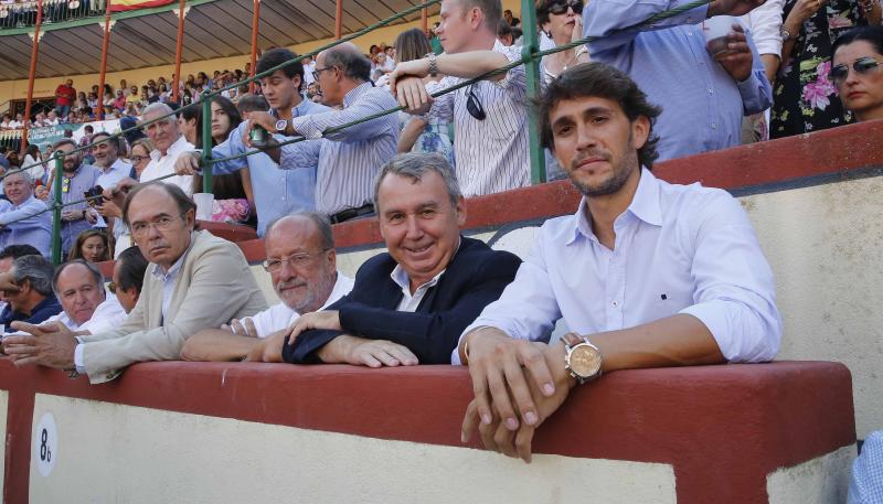 Asistentes a la corrida de toros de José Tomás y José                                                                                                                                                           María Manzanares en Valladolid