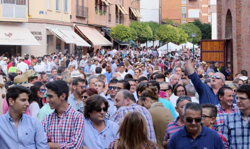 Asistentes a la corrida de toros de José Tomás y José                                                                                                                                                           María Manzanares en Valladolid