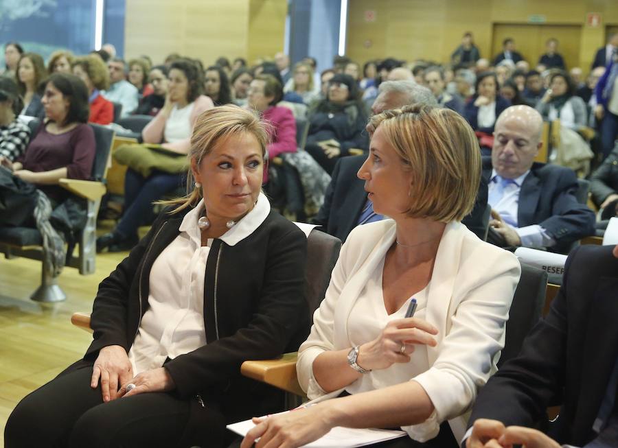 La vicepresidenta, Rosa Valdeón, y la consejera de Familia, Alicia García, en la presentación del Plan de Inserción Socio-Laboral para el empleo de las personas más vulnerables 2016-2020. 