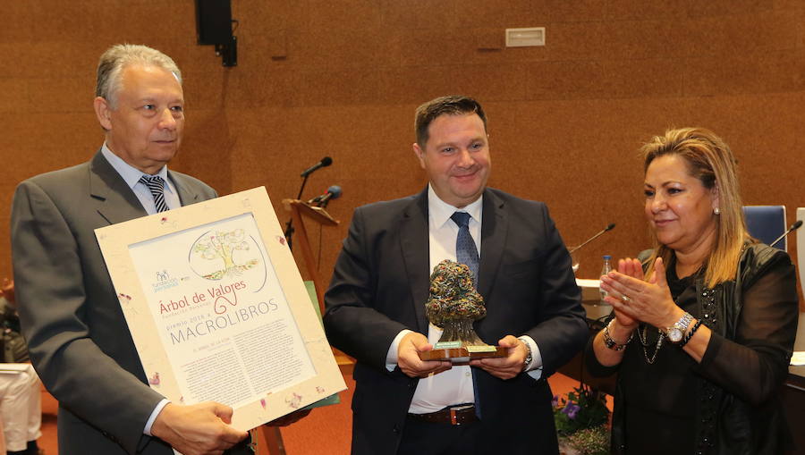 Manuel Fernández, presidente de Fundacion Personas; Juan Ramón Granell, de Macrolibros, galardonado, y Rosa Valdeon, vicepresidenta de la Junta, en la entrega de los Premios de la Fundación Personas en Valladolid. 