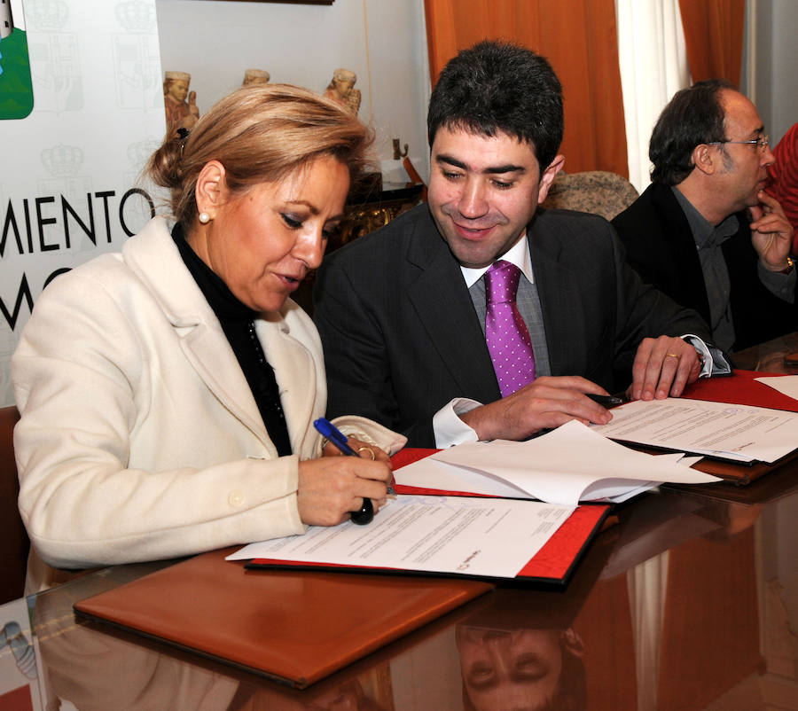 Firma en el Ayuntamiento de Zamora entre la alcaldesa Rosa Valdeón y el director de Caja España, Javier Refoyo. 