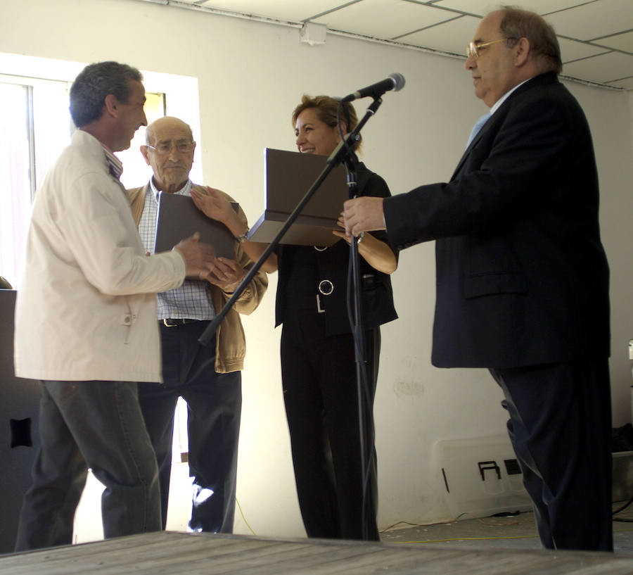 Rosa Valdeón, exalcaldesa de Zamora, hizo entrega de una placa durante las fiestas de la Virgen del Pilar en el barrio de Villagodio. 