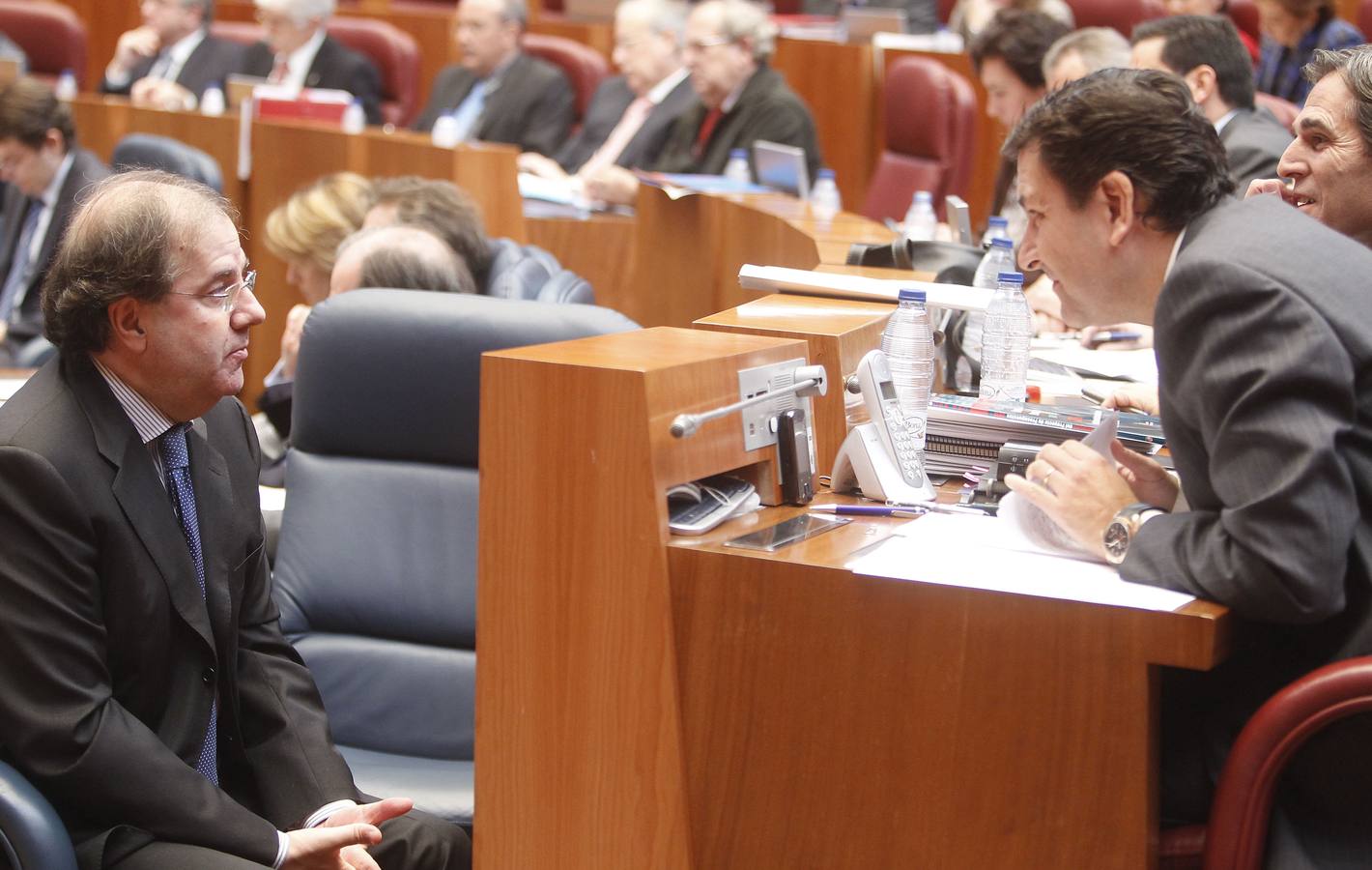 09.11.10 El portavoz del PP en las Cortes, Carlos Fernández Carriedo (d) conversa con Juan Vicente Herrera en el debate de las enmiendas a la totalidad de los proyectos de ley de Presupuestos Generales de Castilla y León.
