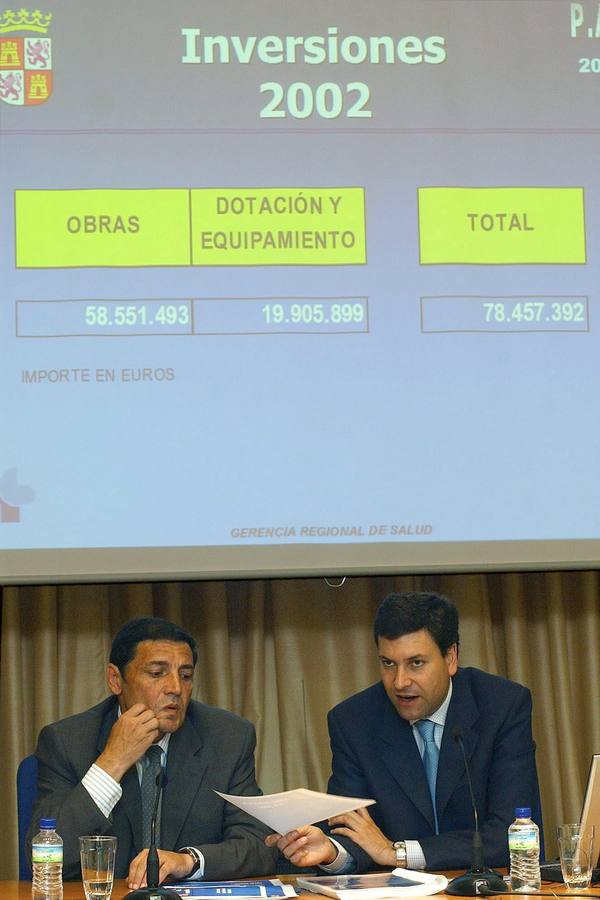 04.06.03 El consejero de Sanidad y Bienestar Social Carlos Fernández Carriedo (d) y el gerente regional de Salud, Antonio María Sáez (i), han presentado esta mañana en Valladolid el Plan Anual de Gestión Especializada del SACYL.