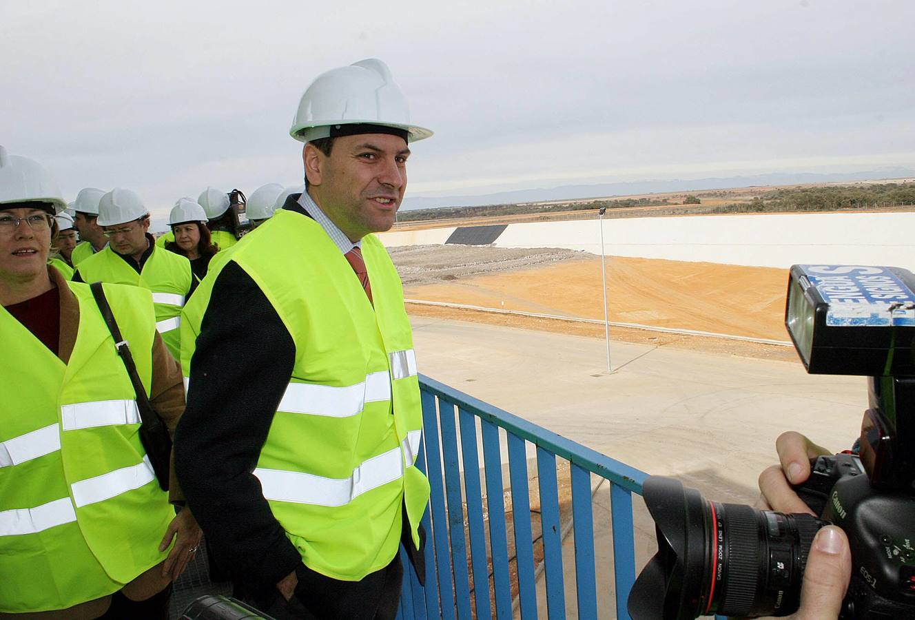 12.02.05 El consejero de Medio Ambiente de la Junta, Carlos Fernández Carriedo, durante su visita hoy al Centro de Tratamiento de Residuos de San Román de la Vega.