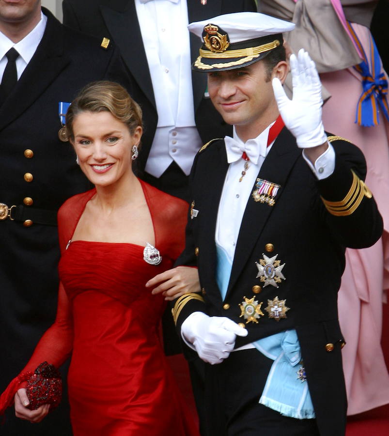 Doña Letizia deslumbró con un Lorenzo Caprile en rojo en la boda del Príncipe Federico de Dinamarca y Mary Donaldson en 2004.