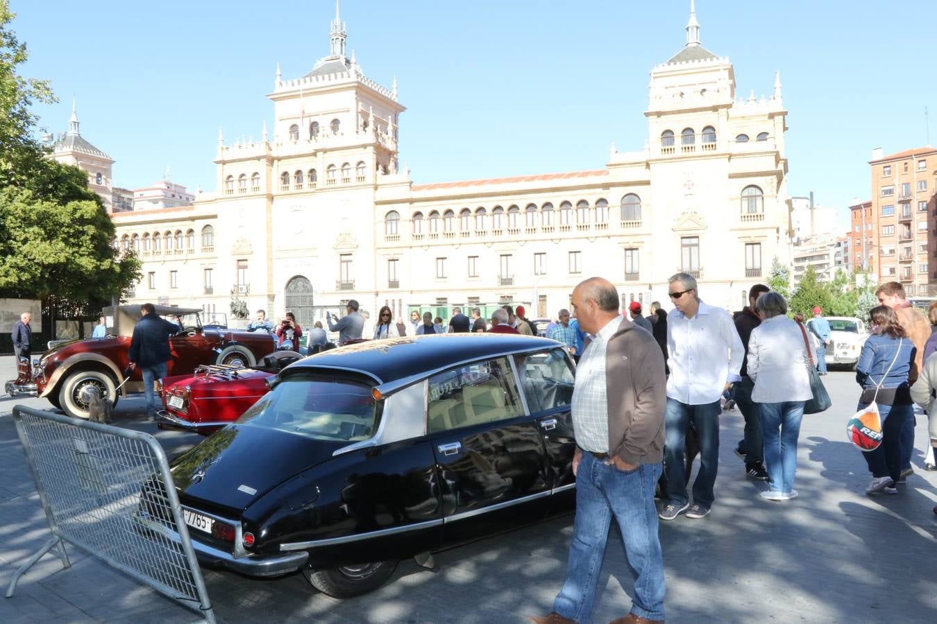Público en la cuarta edición del Valladolid Motor Vintage (1/3)