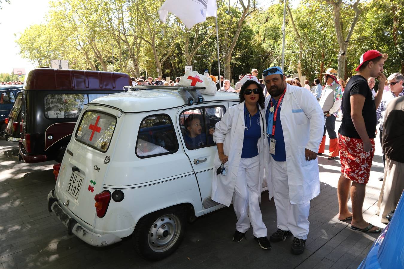 Público en la cuarta edición del Valladolid Motor Vintage (1/3)