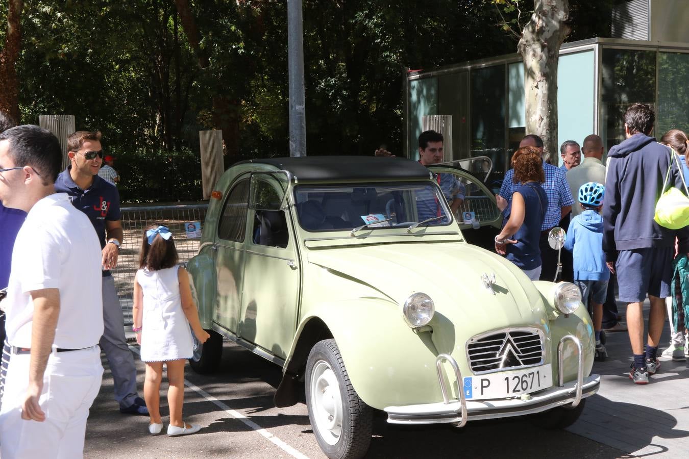 Público en la cuarta edición del Valladolid Motor Vintage (1/3)