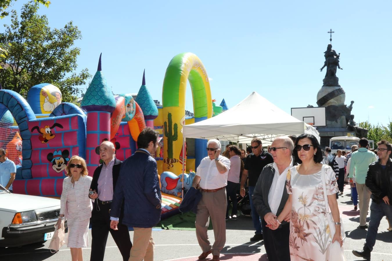 Público en la cuarta edición del Valladolid Motor Vintage (1/3)