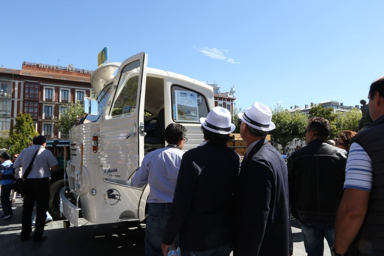 Público en la cuarta edición del Valladolid Motor Vintage (1/3)