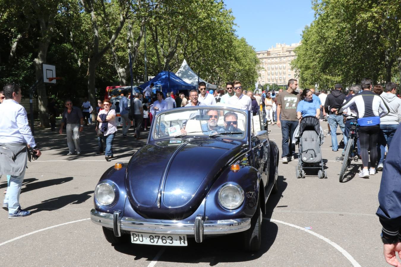 Público en la cuarta edición del Valladolid Motor Vintage (1/3)