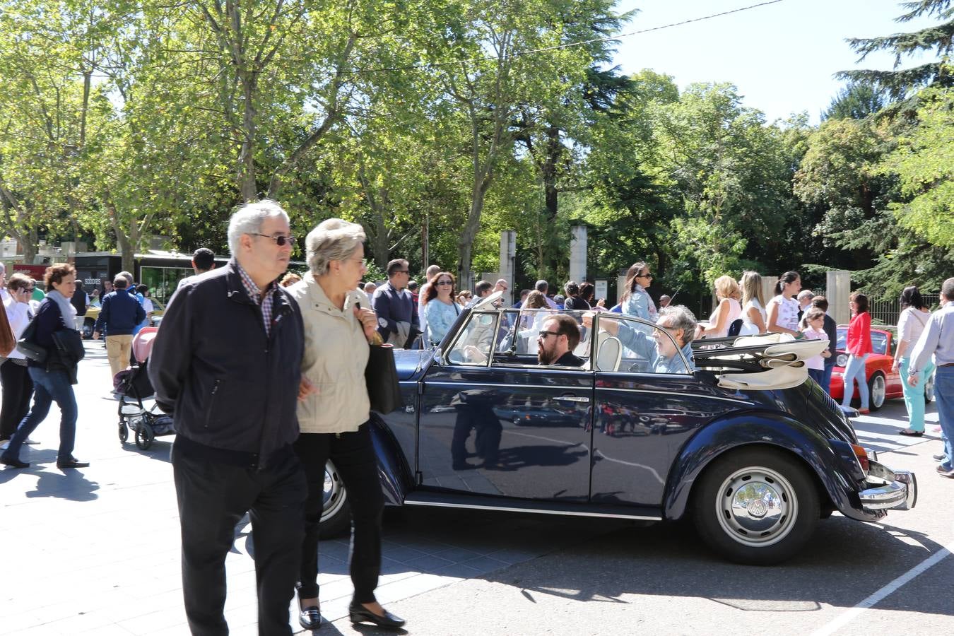 Público en la cuarta edición del Valladolid Motor Vintage (1/3)