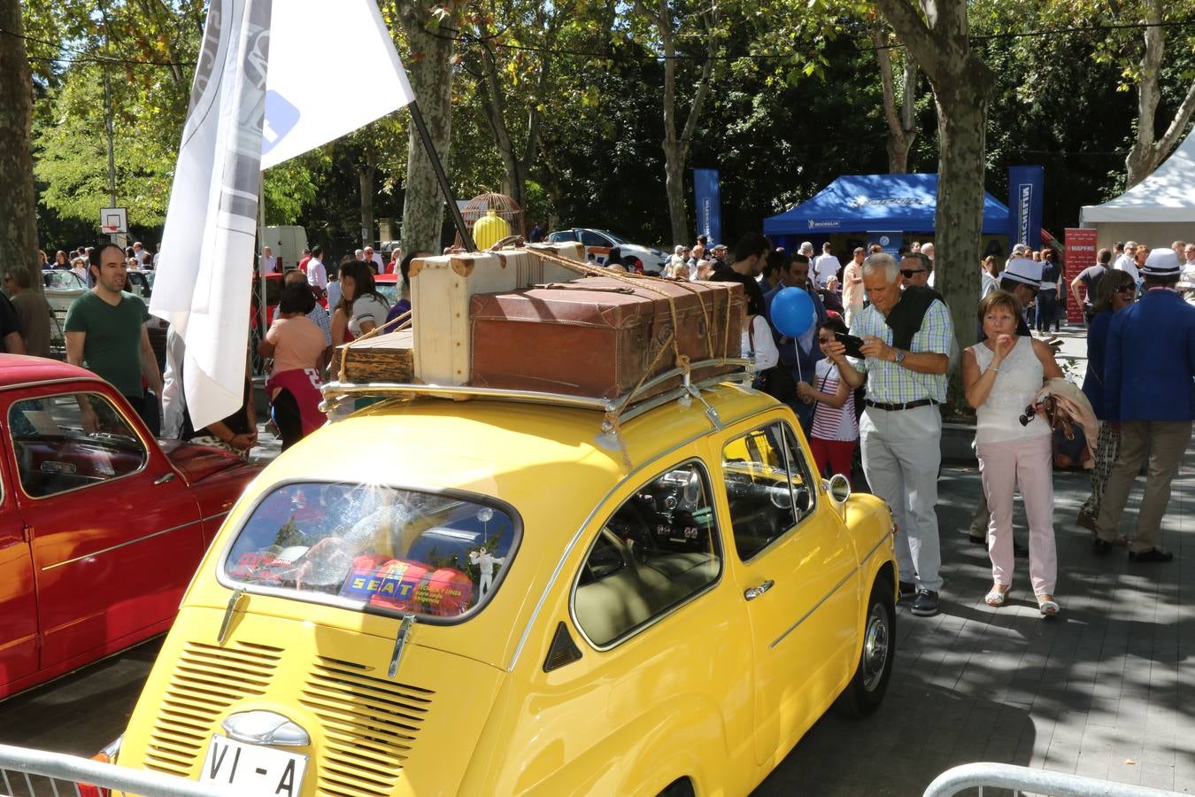 Público en la cuarta edición del Valladolid Motor Vintage (1/3)