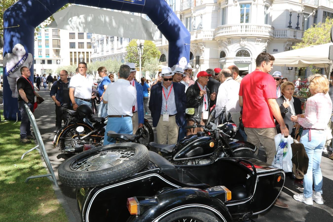 Público en la cuarta edición del Valladolid Motor Vintage (1/3)
