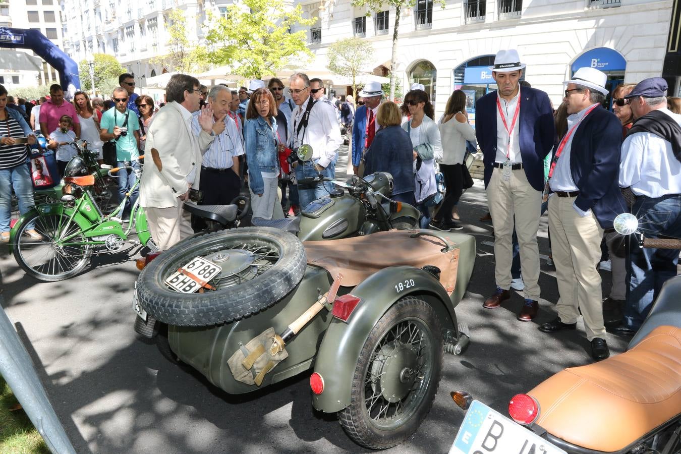 Público en la cuarta edición del Valladolid Motor Vintage (1/3)