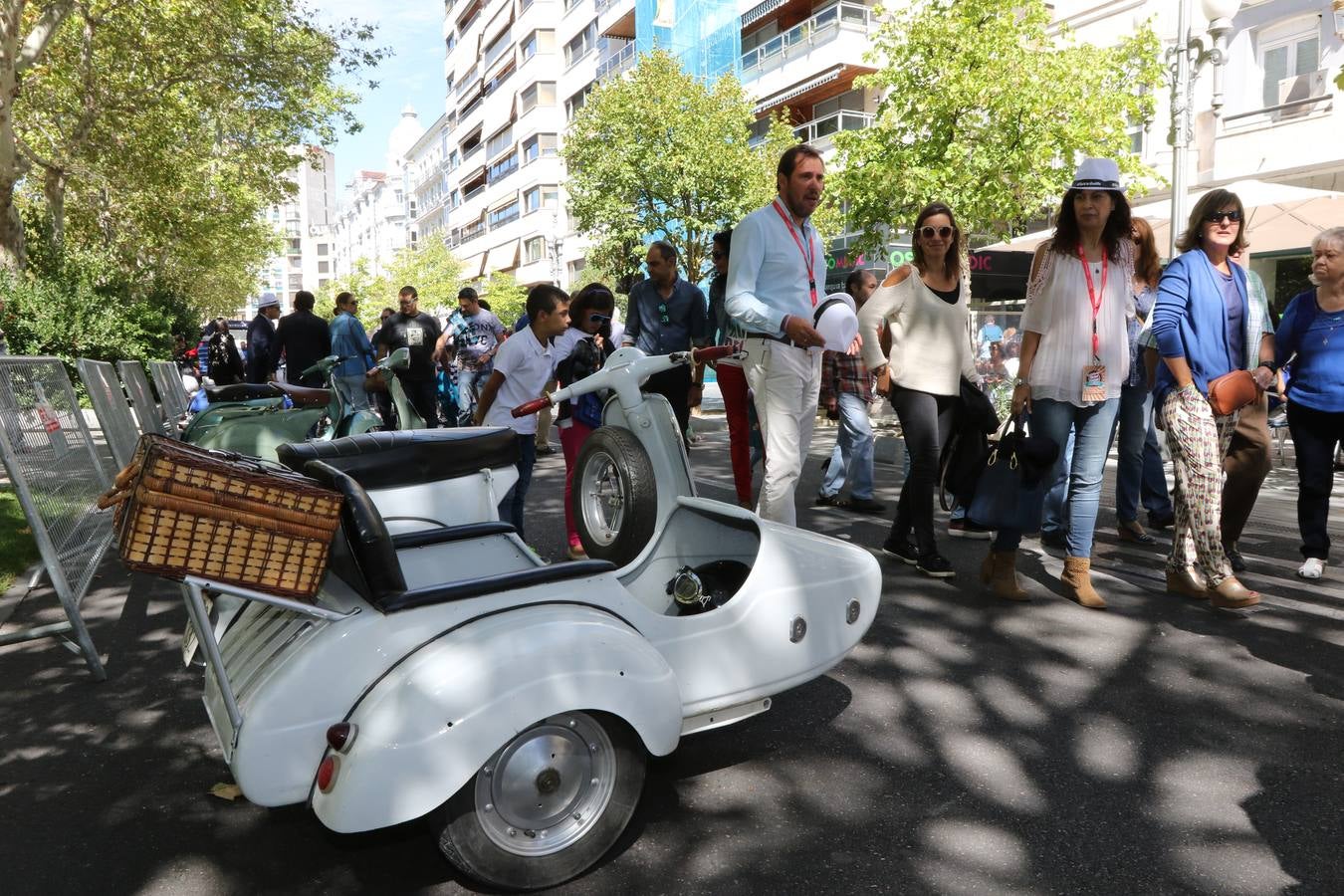 Público en la cuarta edición del Valladolid Motor Vintage (2/3)