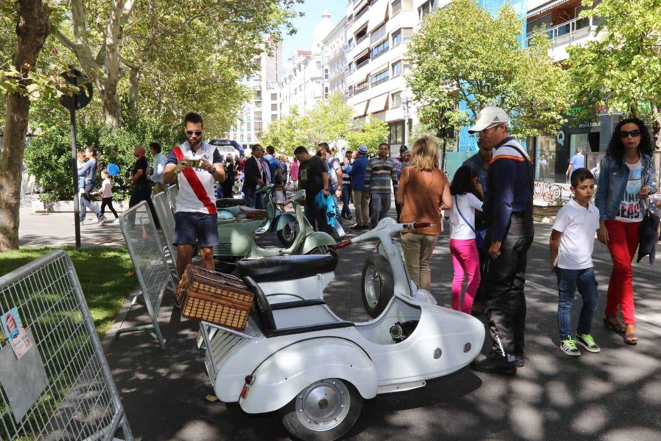 Público en la cuarta edición del Valladolid Motor Vintage (2/3)