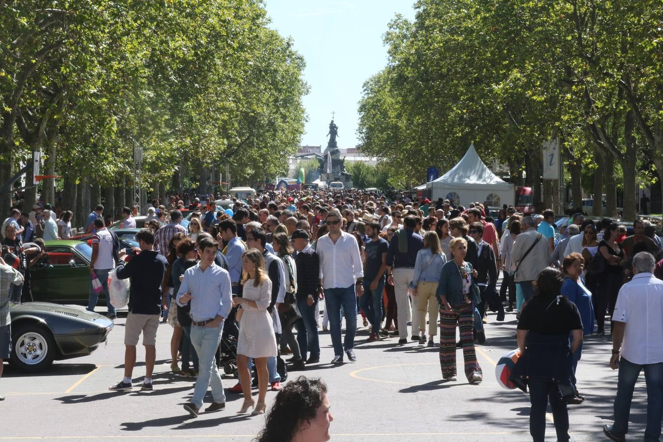 Público en la cuarta edición del Valladolid Motor Vintage (2/3)
