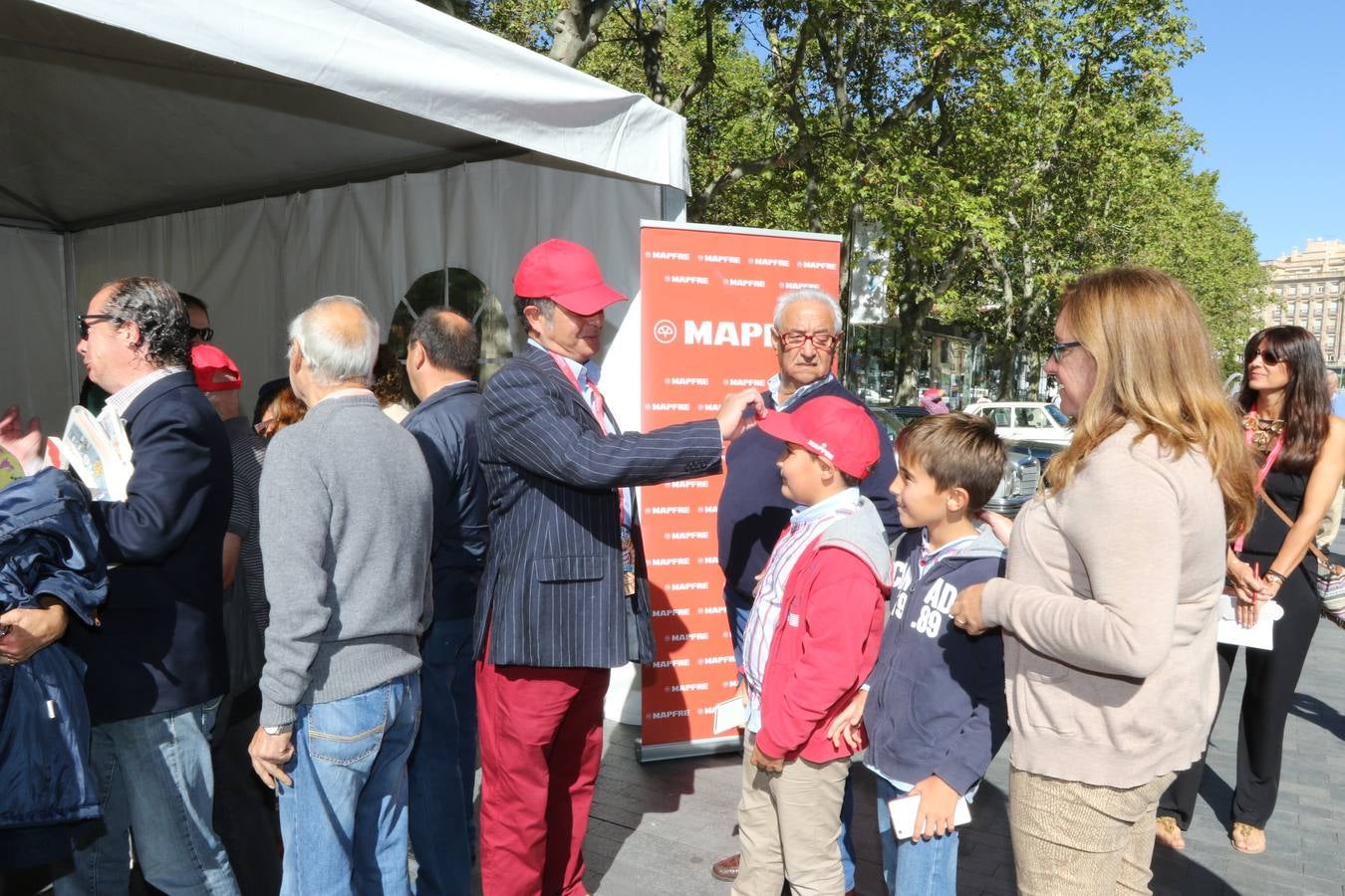 Público en la cuarta edición del Valladolid Motor Vintage (2/3)