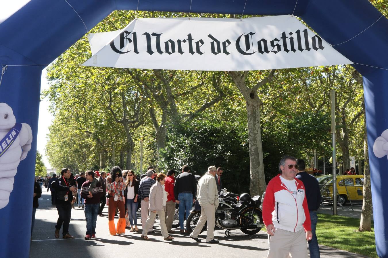 Público en la cuarta edición del Valladolid Motor Vintage (2/3)
