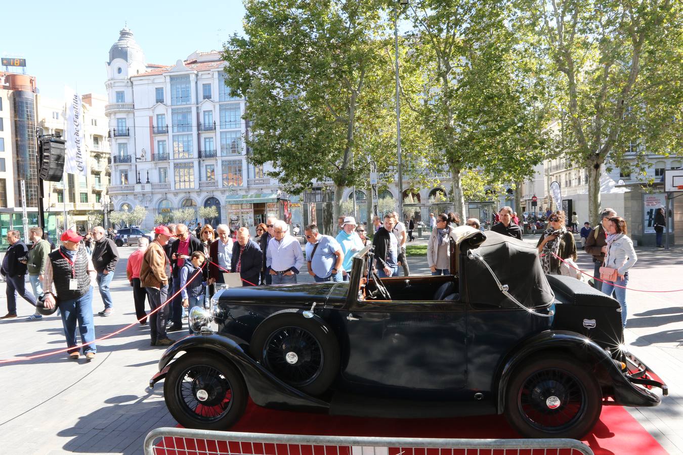 Público en la cuarta edición del Valladolid Motor Vintage (2/3)