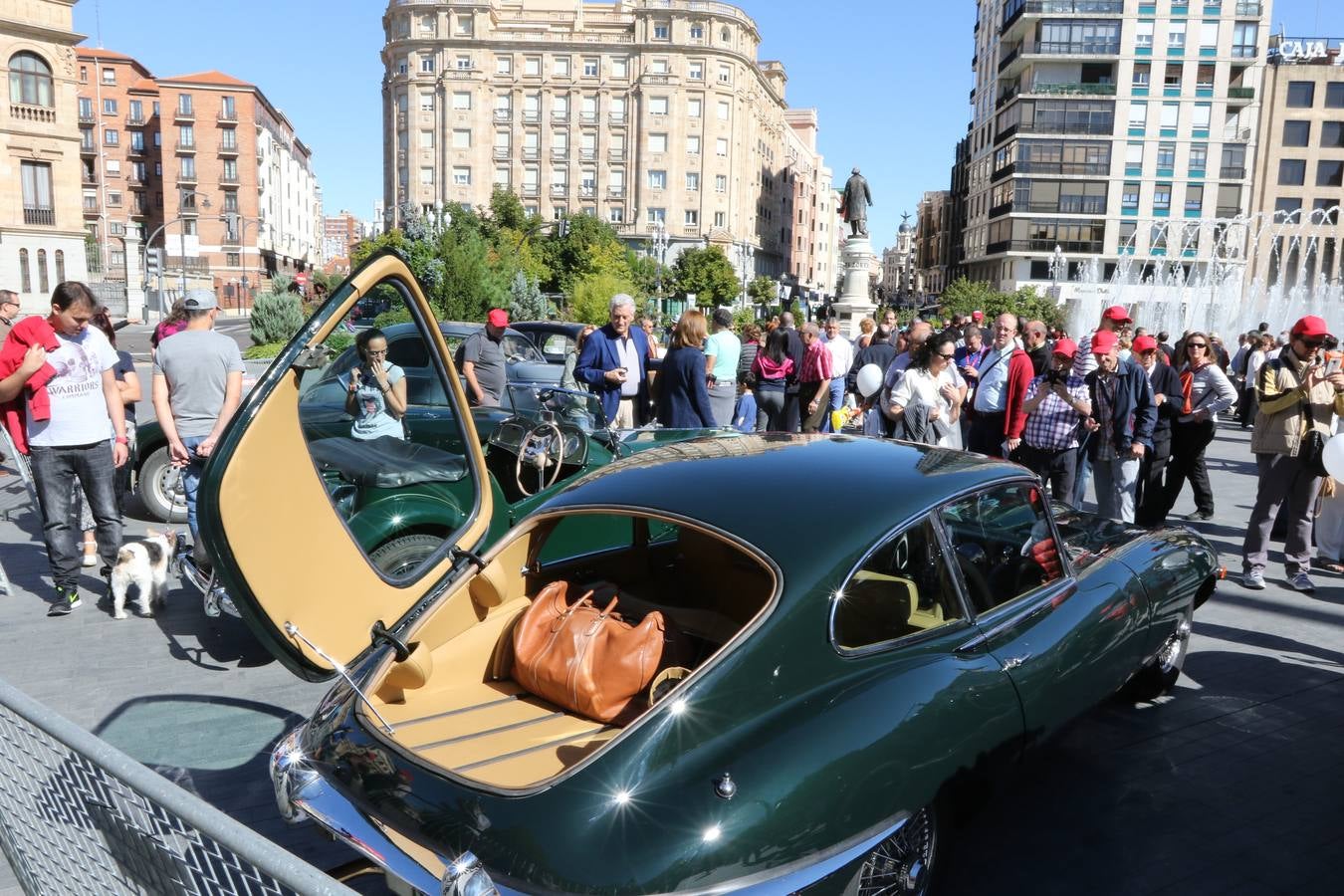 Público en la cuarta edición del Valladolid Motor Vintage (2/3)