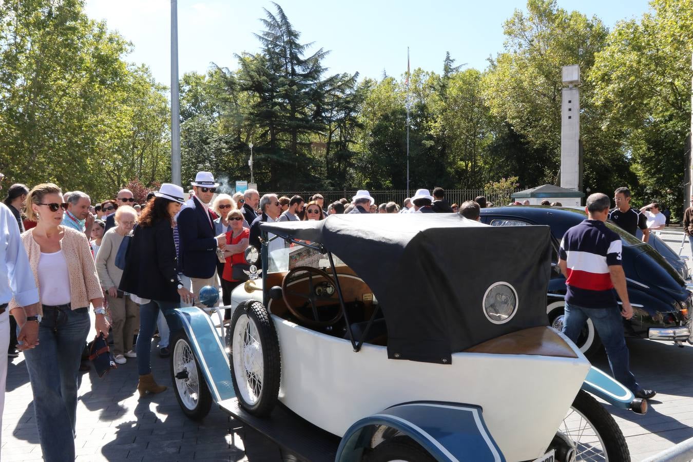 Público en la cuarta edición del Valladolid Motor Vintage (3/3)