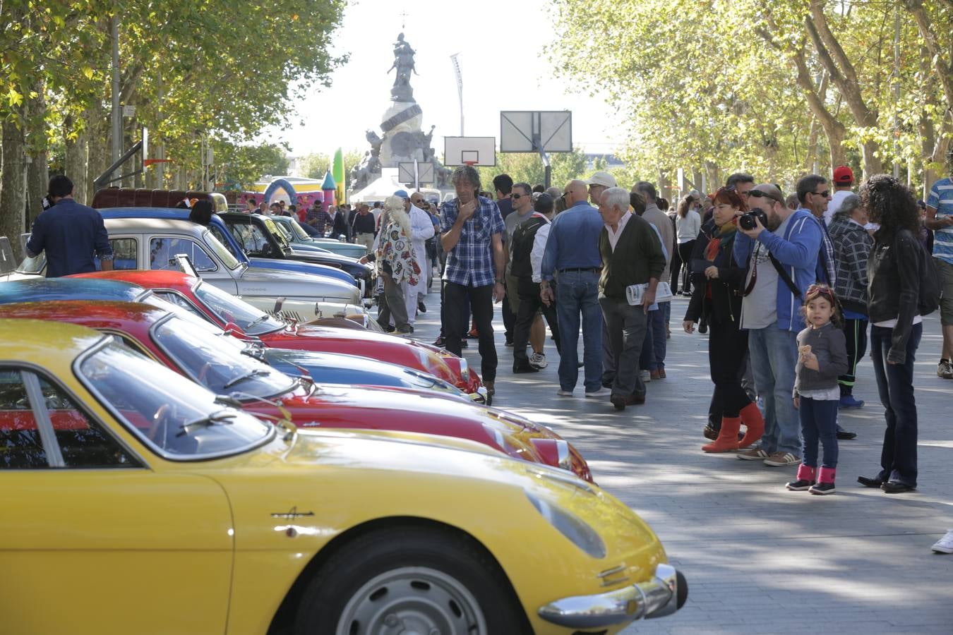 Público en la cuarta edición del Valladolid Motor Vintage (3/3)