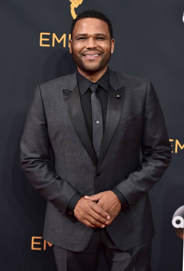 El actor Anthony Anderson posa sobre la alfombra roja.