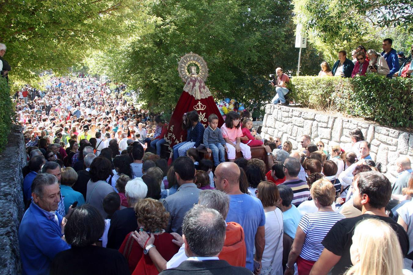 Miles de romeros se reúnen en El Henar para festejar a la Virgen en su día grande