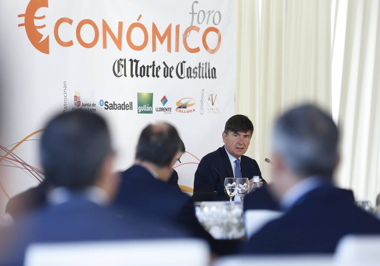 El exministro Manuel Pimentel en el Foro Económico de El Norte de Castilla