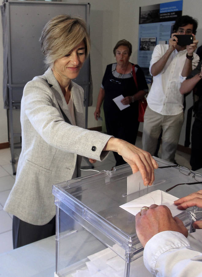 La candidata a lehendakari por Elkarrekin Podemos, Pilar Zabala, deposita su voto.