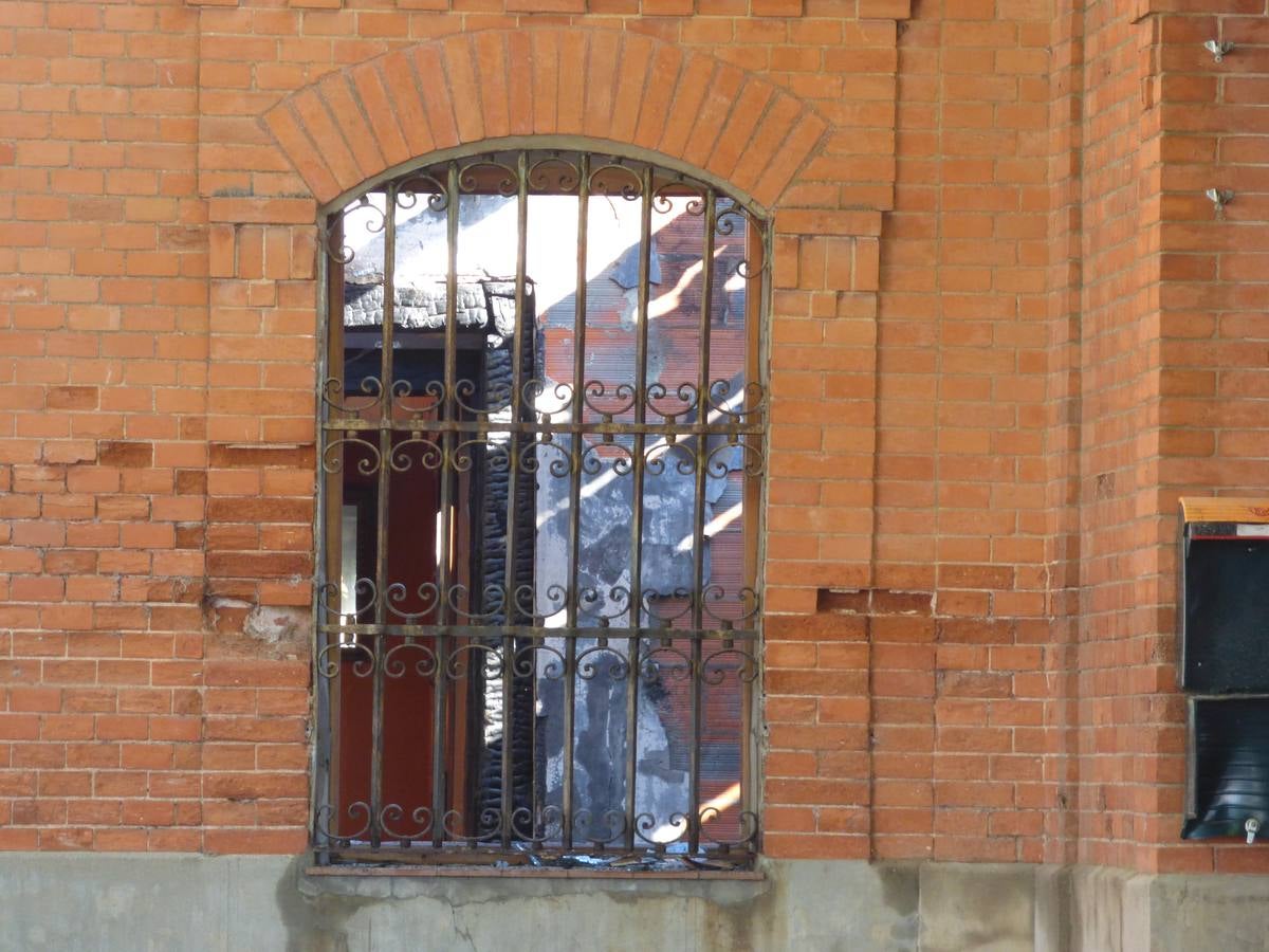 Así ha quedado el recinto incendiado anoche en Matapozuelos (Valladolid)