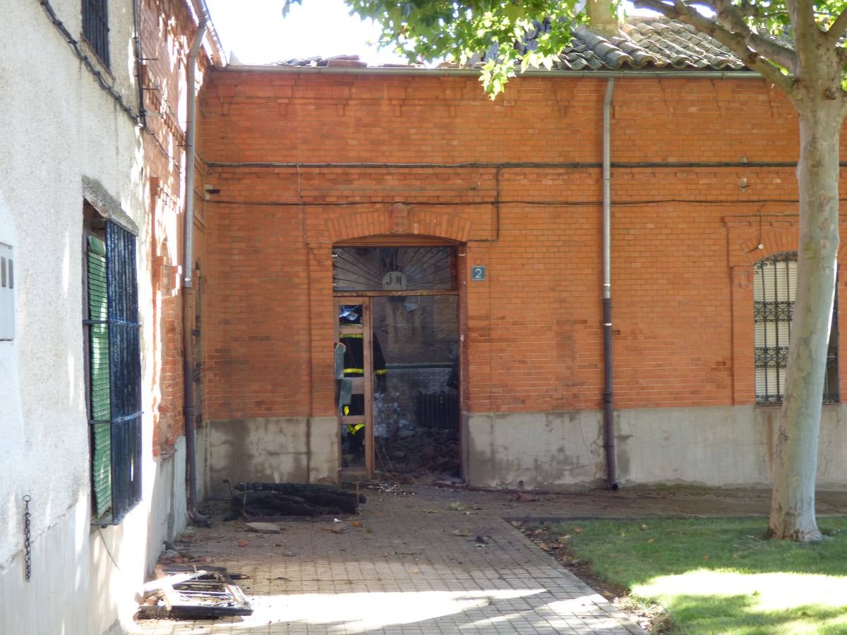 Así ha quedado el recinto incendiado anoche en Matapozuelos (Valladolid)