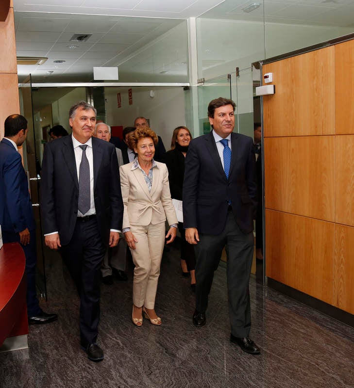 El nuevo consejero de Empleo, Carlos Fernández Carriedo, visita las instalaciones de Gullón en Aguilar de Campoo