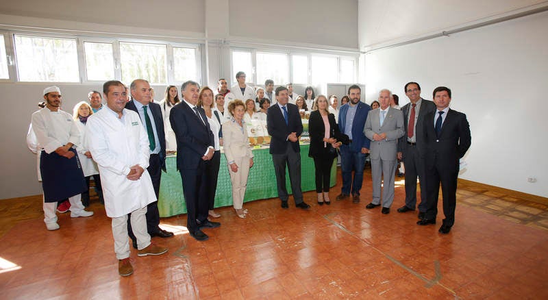 El nuevo consejero de Empleo, Carlos Fernández Carriedo, visita las instalaciones de Gullón en Aguilar de Campoo