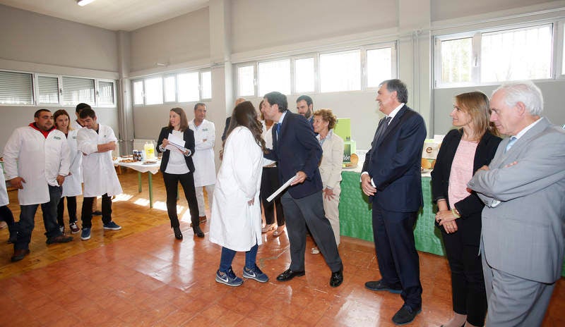 El nuevo consejero de Empleo, Carlos Fernández Carriedo, visita las instalaciones de Gullón en Aguilar de Campoo