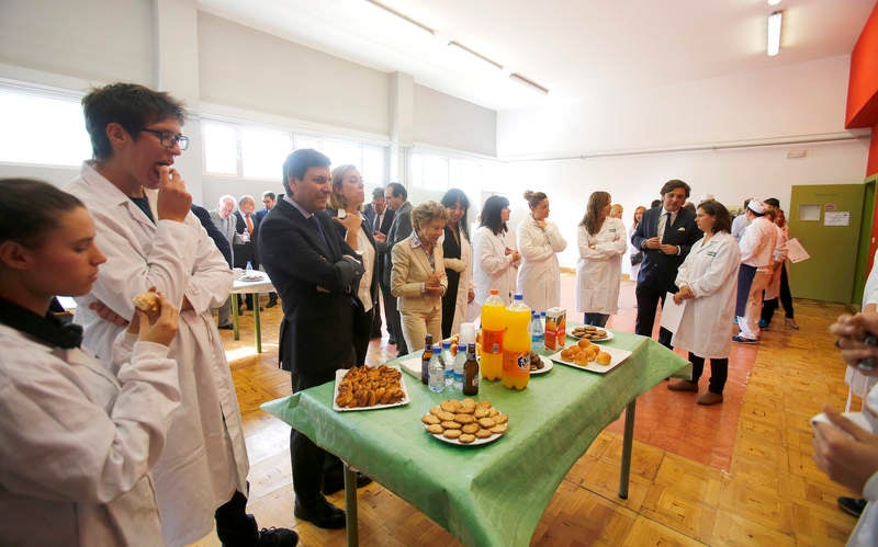 El nuevo consejero de Empleo, Carlos Fernández Carriedo, visita las instalaciones de Gullón en Aguilar de Campoo