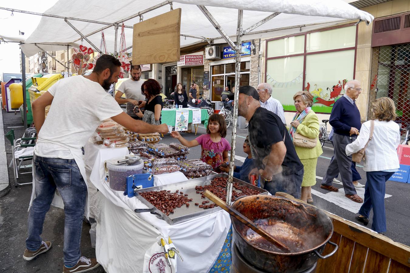 Mercadillo final de la September Fest en el barrio del Oeste de Salamanca