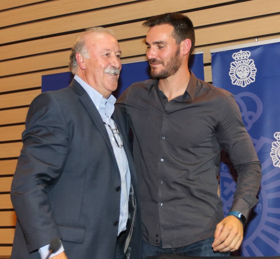 Vicente del Bosque y Saúl Craviotto reciben en Valladolid la Placa de Honor de la Policía Nacional